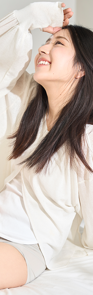 左側の女性写真