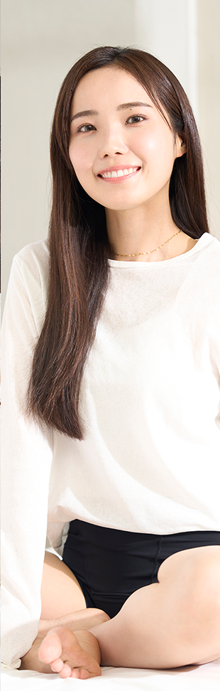 右側の女性写真